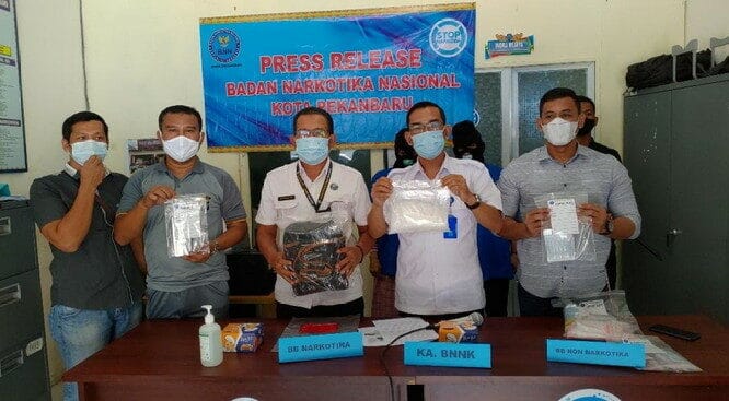 Bnn Kota Pekanbaru ringkus pengedar sabu yang dikendalikan dari lapas Bnn Kota Pekanbaru ringkus pengedar sabu yang dikendalikan dari lapas